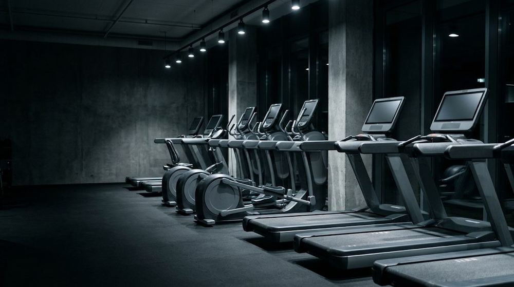 Sala de cardio con cintas de correr alineadas